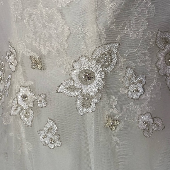 Beautiful by Enzoani Wedding Gown Size 24 NWOT - Picture 5 of 14